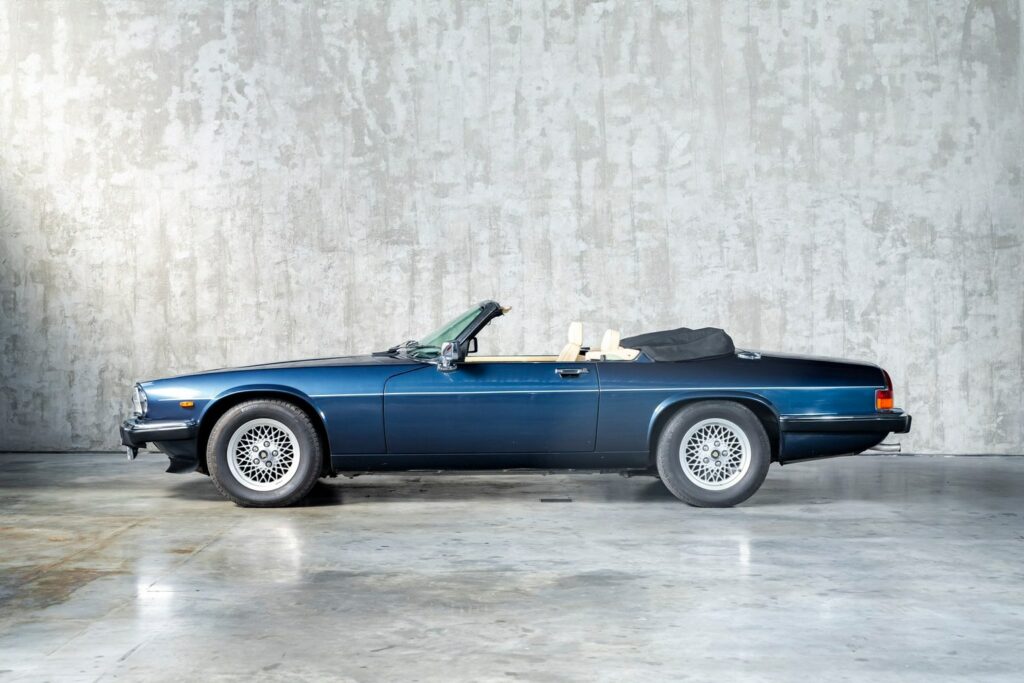 0025_JAGUAR_XJS_V12_BLEUE-20240821--4_WEB